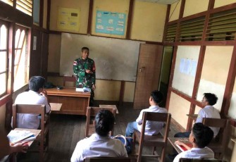 Personel satgas ajarkan siswa SMK Kesehatan 