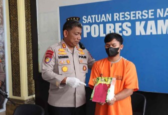 Kapolres Kampar AKBP Didik Priyo Sambodo bersama tersangka. Senin (19/9)