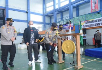 Kapolres Lamongan AKBP Yakhob Silvana Delareska saat membuka turnamen pencak silat, Selasa (20/9)