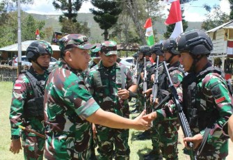 Pangdam II/Swj Mayjen TNI Hilman Hadi saat memberikan motivasi Prajurit satgas Yonif Raider 142/KJ, Rabu (21/9)