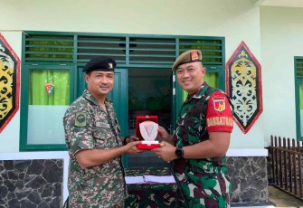 Dansatgas Yonarmed 19/105 Trk Bogani Letkol Arm Edi Yulian Budiargo saat menerima cenderamata  