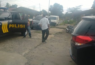 Polisi saat penggrebekan lokasi judi pak kulit
