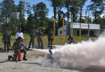 Prajurit Koarmada III saat melaksanakan latihan penggunaan APAR