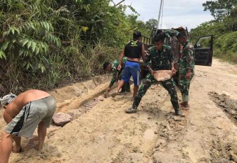 Penimbunan material jalan desa di perbatasan 