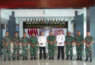 Foto bersama jajaran Koarmada III dengan Tim Kemenko Polhukam RI