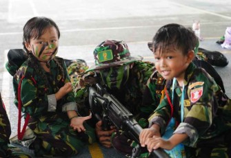 Wisata edukasi TK Kartika V-11 Air Putih Samarinda di Yonif 611/Awang Long