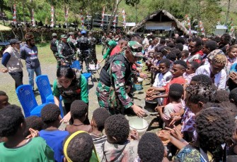 Memperingati HUT TNI Ke-77 Kodim Puncak Jaya bagi-bagi sembako