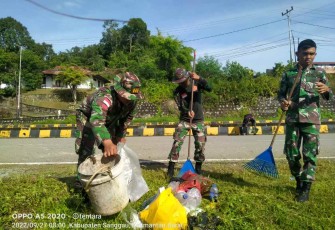 Karya bakti bersihkan lingkungan di perbatasan 