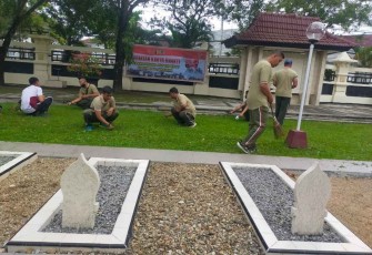 Pembersihan lingkungan TMP Pacitan