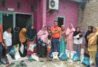 Ketua Pewarta saat memberikan bantuan sembako