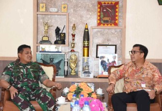 Danrem 023/KS Kol Inf Dodi Triwinarto saat berbincang dengan kepala perwakilan Bank Indonesia Sibolga Yuliansyah 