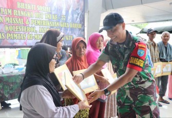 Dansatgas Yonif 645/Gty Letkol Inf Hudallah saat baksos kesehatan 