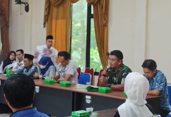Pelda Didik Nata saat memberikan masukan saat rapat di KPU Kabupaten Balangan. Sabtu (1/10)