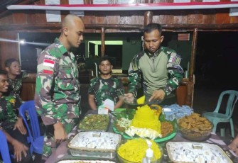 Syukuran kenaikan pangkat prajurit satgas Yonif 511/DY di perbatasan RI-PNG. Sabtu (1/10)