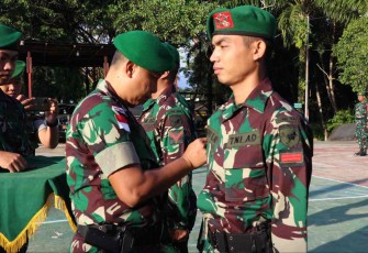 Dansatgas Yonif 645/Gty Letkol Inf Hudallah saat menyematkan kenaikan pangkat prajuritnya. Sabtu (1/10)