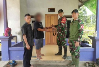 Satgas Yonarmed 19/105 Trk Bogani saat menerima senpi rakitan warga. Minggu (2/10)