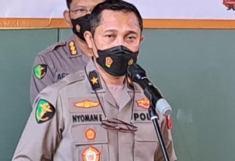 Karodokpol Pusdokkes Polri Brigjen Pol Nyoman Eddy Purnama Wirawan saat memberikan keterangan pers update korban tragedi Kanjuruhan Malang. Minggu (2/10)