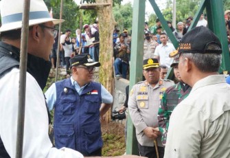 Kapolres Bogor saat mendampingi Gubernur Jabar Ridwan Kamil tinjau jembatan Rawayan di Kabupaten Bogor. Minggu (2/10) 