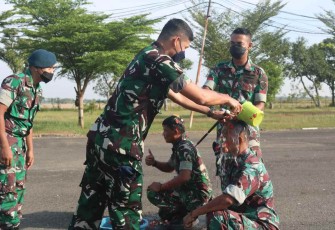 Danlanud Sugiri Sukani Letkol Pnb Supardo Butarbutar saat tradisi penyiraman kenaikan pangkat prajuritnya. Senin (3/10)