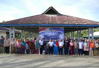 Foto bersama Pangkoarmada III saat peresmian pasar tradisional Umbul Harjo. Minggu (2/10)