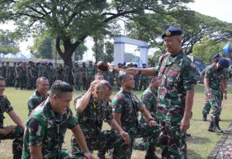 Tradisi kenaikan pangkat di STTAL Surabaya 