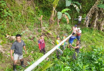 Satgas dan warga bersama pemeliharaan sarana air bersih 