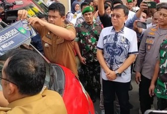 Pemasangan stiker download aplikasi Si Bonas dapatkan subsidi ongkos Rp1.500., di angkutan umum. Senin (3/10)