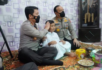 Kapolda Jatim Irjen Pol Nico Afinta memberikan beasiswa pendidikan Alfiansyah anak korban tragedi Kanjuruhan. Selasa (4/10)