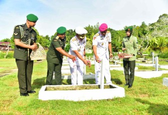 Pangkoarmada III Laksamana Muda TNI Irvansyah saat tabur bunga di TMP Trijaya Sakti Sorong. Selasa (4/10)