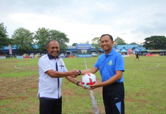 Danwing Udara 5 Kolonel Pnb David Ali Hamzah saat menyerahkan bola peresmian turnamen Danlanud Cup 2022. Selasa (4/10)