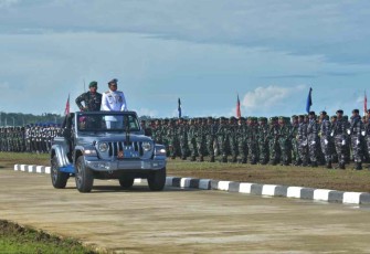 Pangkoarmada III Laksamana Muda TNI Irvansyah saat pengecekan pasukan di HUT TNI ke-77, Rabu (5/10)