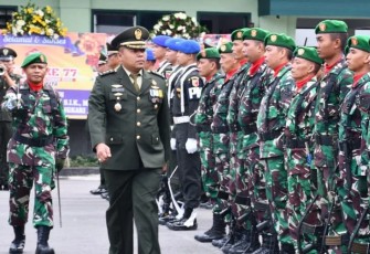 Kasrem 081/DSJ Letkol Inf Yuli Eko Purwanto saat pengecekan prajurit upacara HUT TNI ke-77. Rabu (5/10)