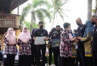 Penasehat DPW Kemenhub Endang Budi Karya Sumadi saat memberikan apresiasi penjaga menara suar di Cikoneng Banten. Rabu (5/10)
