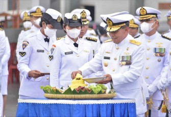 Inspektur Kolinlamil Laksma TNI Hardiko memotong tumpeng HUT TNI ke-77. Rabu (5/10)