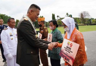 Pangdam Udayana Mayjen TNI Sonny Aprianto menyerahkan simbolis rumah rehab RLTH. Rabu (5/10)