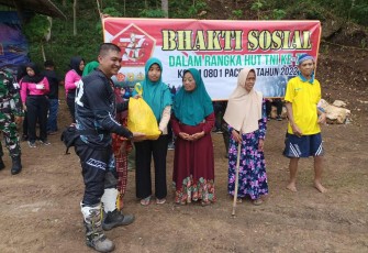 Dandim 0801/Pacitan Letkol Kav Ibnu Khazim memberikan paket sembako warga disela trail adventure. Rabu (5/10)