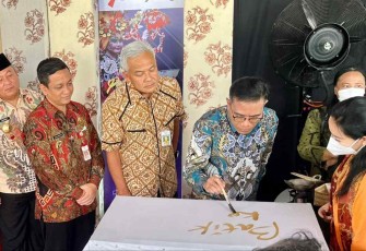Staf Ahli Menteri bidang Ekonomi Makro KemenKopUKM Rulli Nuryanto saat meresmikan Pekan Batik Nusantara tahun 2022 di Kawasan Budaya Jetayu Kota Pekalongan, Rabu (5/10)