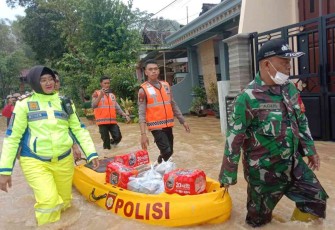 Salurkan bantuan warga terdampak banjir