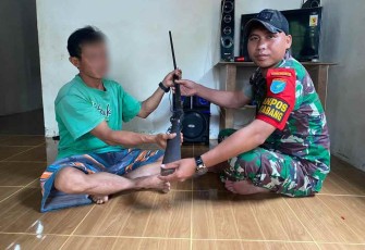 Penyerahan senpi rakitan warga perbatasan