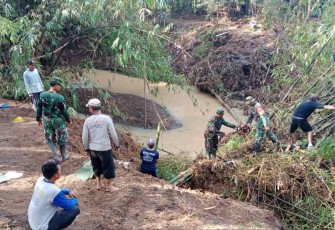 Karya bakti perbaikan jembatan ambruk