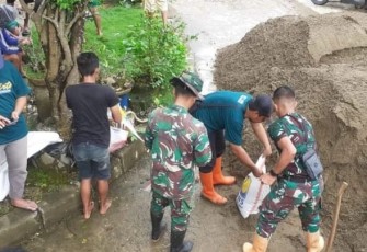 Gotong royong perbaikan tanggul