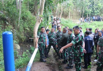 Pangdam III/Slw Mayjen TNI Kunto Arief Wibowo saat meninjau pompa hidram