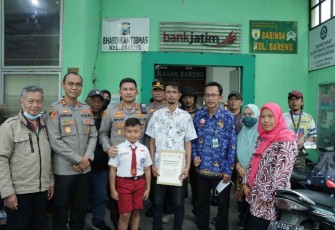 Kapolresta Malang Kota Kombes Pol Budi Hermanto saat memberikan beasiswa dan santunan korban insiden Kanjuruhan 