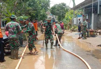 Pembersihan lumpur pasca banjir