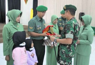 Danmenarmed 2 Kostrad Kolonel Arm Rizal Analdie saat memberikan cenderamata 