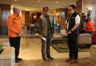 Kepala BNPB Letjen TNI Suharyanto (kemeja hijau dengan rompi) berdiskusi bersama Sekretaris Daerah Provinsi Jawa Timur Adhy Karyono (kemeja putih dengan rompi) dan Kepala Pelaksana BPBD Provinsi Jawa Timur Budi Santosa sebelum melakukan peninjauan di Surabaya, Kamis (20/10).