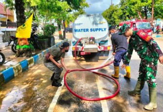 Bersihkan lumpur pasca bencana banjir 