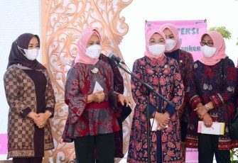 Ibu Iriana saat mensosialisasikan SADARI di Jambi Kamis (20/10)