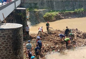 Pembersihan meterial pasca bencana banjir