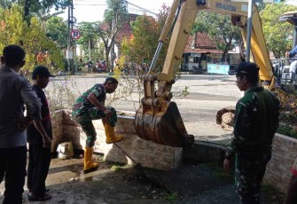 Pembersihan sungai di wilayah binaan